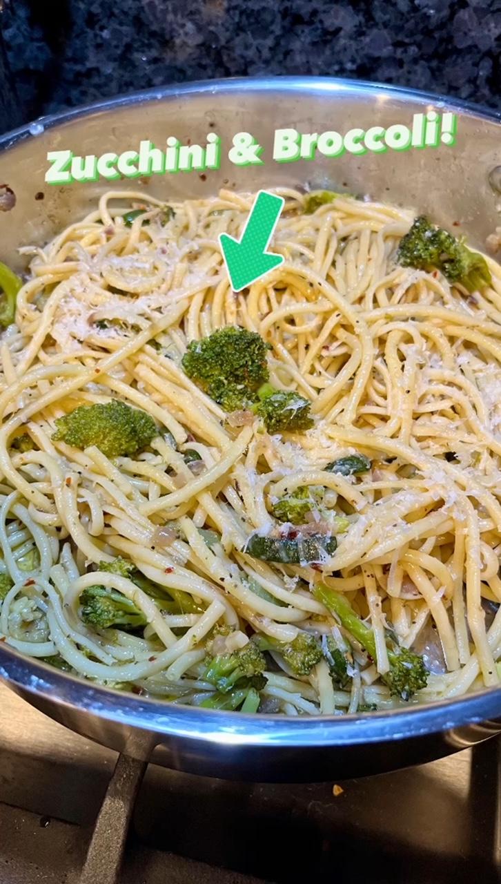 Featured image for “Zucchini and Broccoli Pasta! 🥒🥦🍝 #pastarecipe”